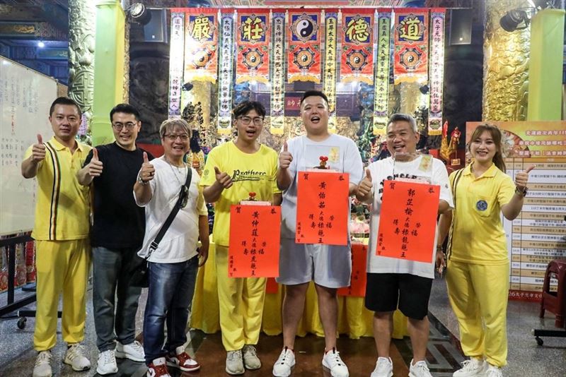 參與龜王擲筊的信眾合影,記錄太子聖誕活動。(圖/陳乃瑋攝影、桃園護國宮提供)