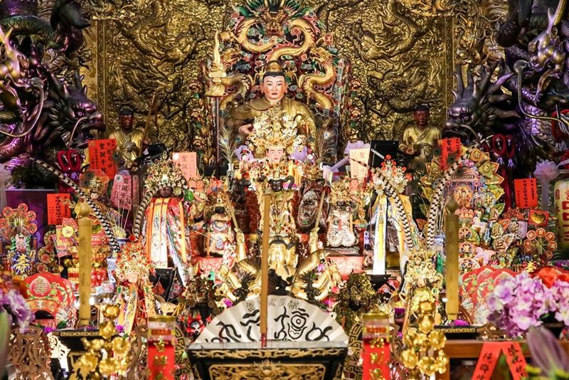 桃園護國宮迎接中壇元帥聖誕,信眾前來向太子爺公祝壽祈福。(圖/陳乃瑋攝影、桃園護國宮提供)