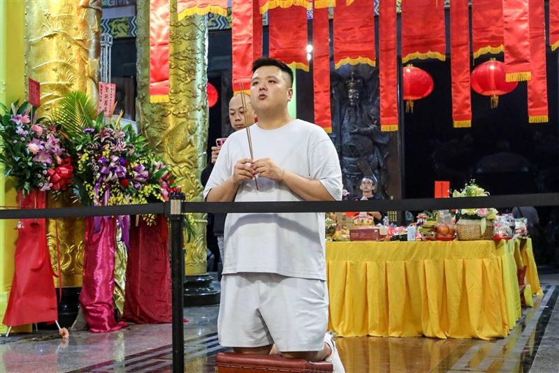 丁未年新任夜巡爐主彭裕龍上香,感謝太子爺公給予服務的機會。(圖/陳乃瑋攝影、桃園護國宮提供)