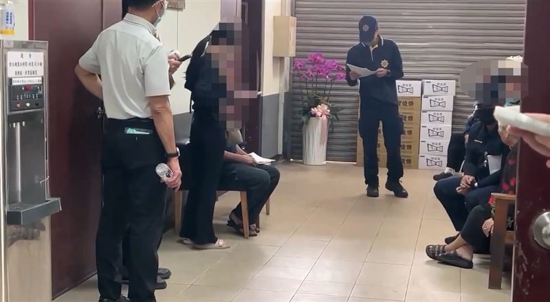 檢警21日在殯儀館相驗遺體,家屬面對突如其來的噩耗悲痛到無法言語。(圖/翻攝畫面)
