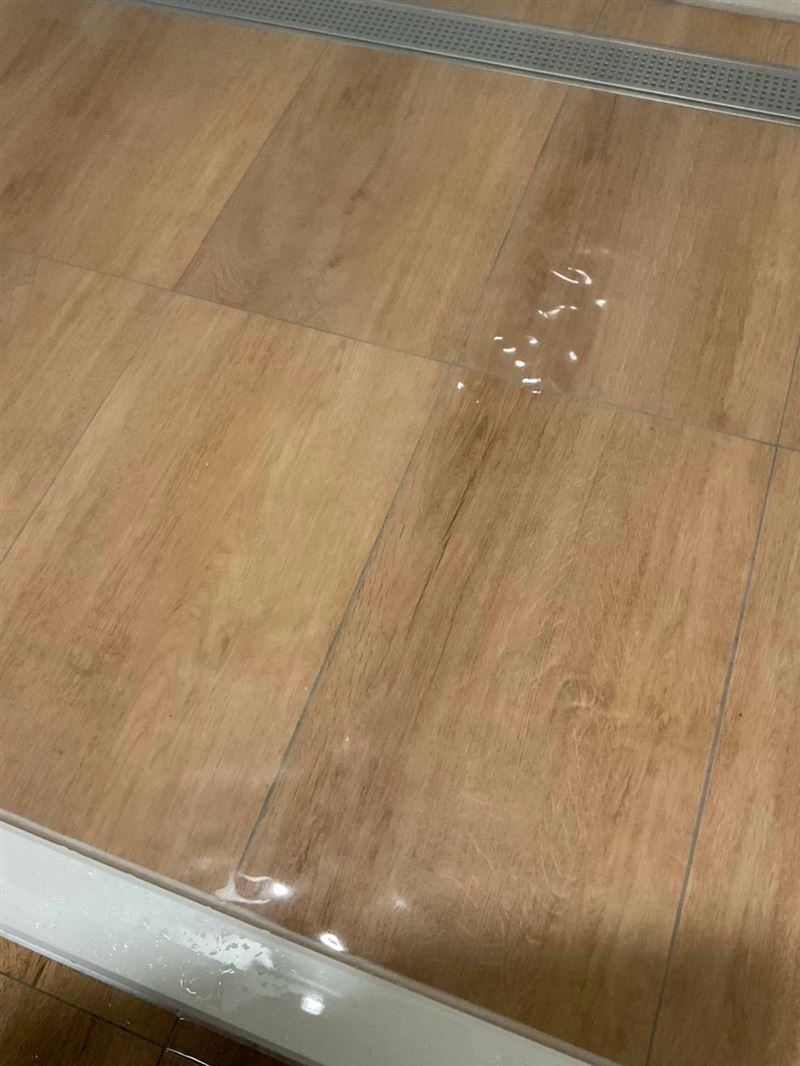 工會指出,宿舍浴室也出現排水不良情形,使用後地面積水超過20分鐘仍未退去。(圖/台灣鐵路產業工會提供)