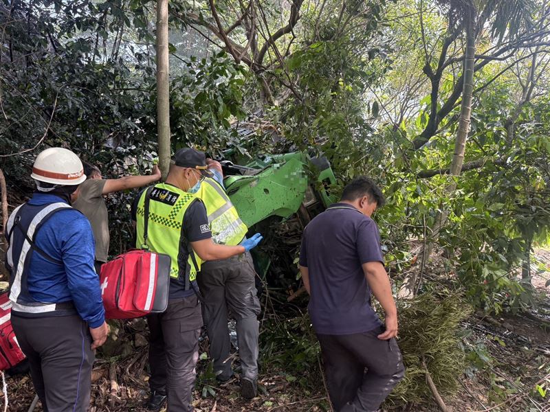 吳姓駕駛被救出後失去呼吸心跳,緊急送醫搶救。(圖/翻攝畫面)