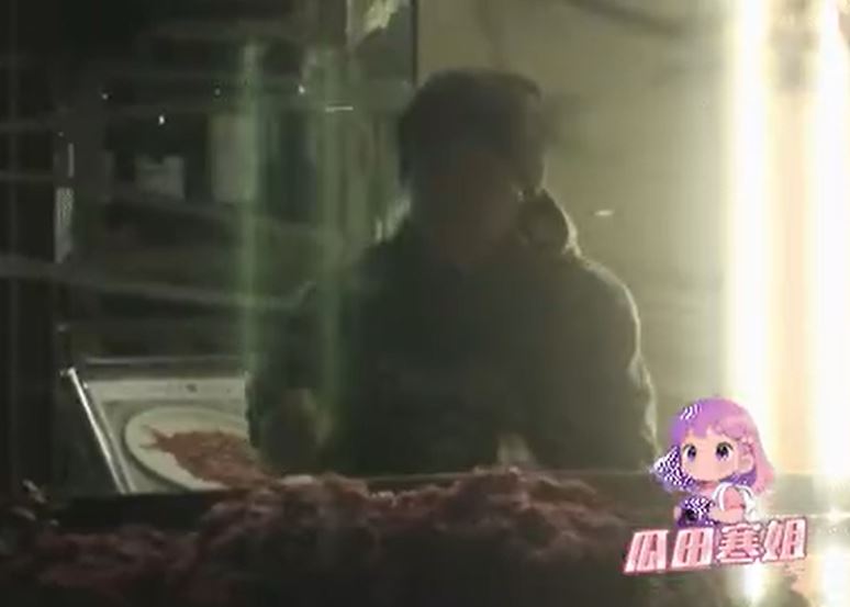 張衛健把沒有完全熄滅的菸頭扔進花圃。(圖/翻攝自微博)
