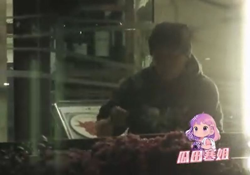 張衛健戶外抽菸,又亂扔菸頭,引起網友不滿。(圖/翻攝自微博)