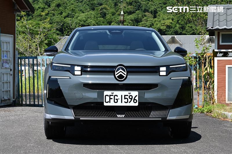 車頭雙人字型廠徽,搭配Matrix LED頭燈與C型日行燈。(圖/記者鍾釗榛攝)