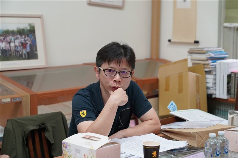作家許榮哲近日在亞洲大學演講時,遭爆物化女性還踢壞桌子。(圖/翻攝自許榮哲臉書)