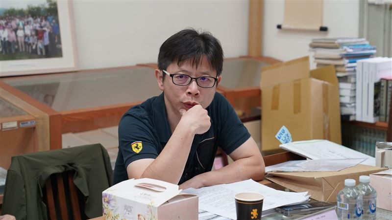 演講爆物化女性　許榮哲怒踢壞桌認過頭