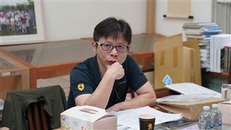 演講爆物化女性　許榮哲怒踢壞桌認過頭