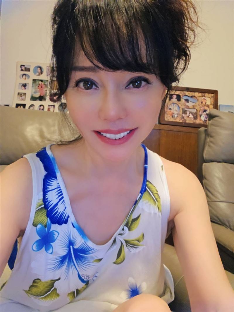 狄鶯受邀前往福建商演，64歲的勻稱體態與凍齡外型在網路上引發熱議。（圖／翻攝自狄鶯臉書）