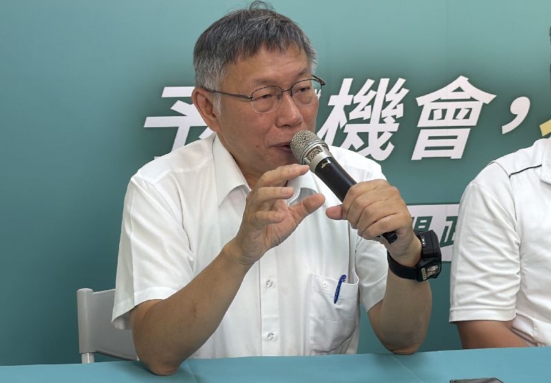 民眾黨創黨主席柯文哲(圖)涉政治獻金等案,二審否認犯罪;同案被告李文宗背信案部分認罪、李文娟改認罪。柯文哲21日在花蓮開記者會表示,遭司法折磨2年,「這不是認罪,是認輸」