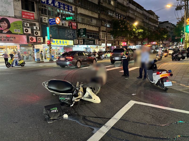 台北市文山區興隆路二段、辛亥路四段路口昨（20日）下午一輛小客車和騎機車的外送員發生碰撞意外。（圖／翻攝畫面）