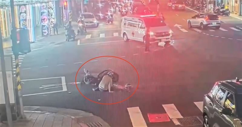 挨撞的55歲洪姓男子連人帶車倒地，保溫箱內的食物也灑滿地。（圖／翻攝畫面）