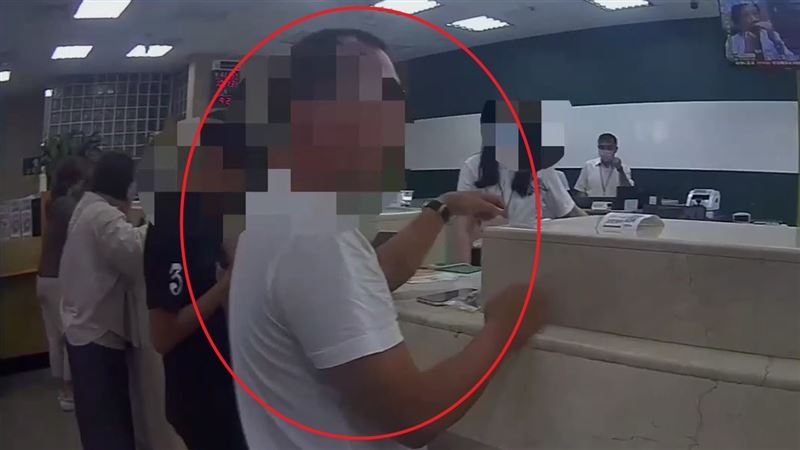 嫌犯在金融機構冒領千萬發票遭警方逮捕。（圖／翻攝畫面）