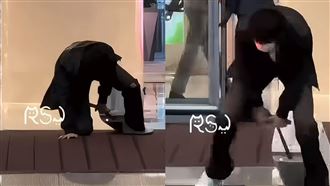 男神騎電動行李箱連摔2次　超糗畫面瘋傳