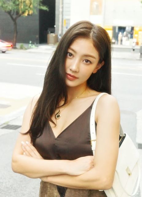 志效在信中向粉絲承諾不退出團體，直言TWICE是不可或缺的珍貴部分，未來將繼續同台。（圖／翻攝自IG @_zyozyo）