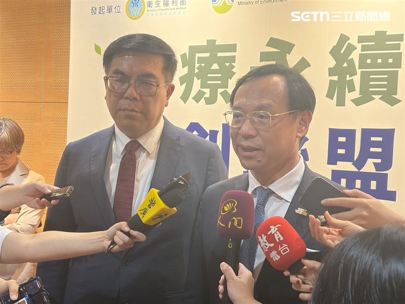 對於松機遷建議題，石崇良（右）認為緊急後送非單純依賴時間或後送數量決定，飛機仍不可或缺。（圖／記者簡浩正攝影）