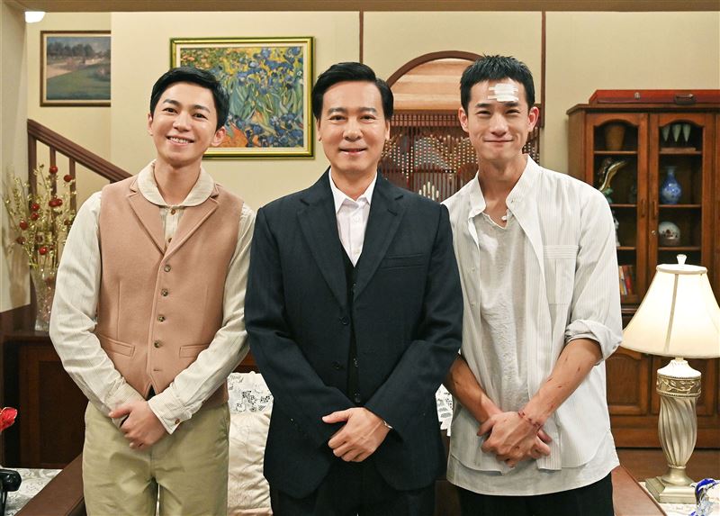 劇中師徒(左起)陳玹宇、尹昭德、盧彥澤再度合體。(圖/台視提供)