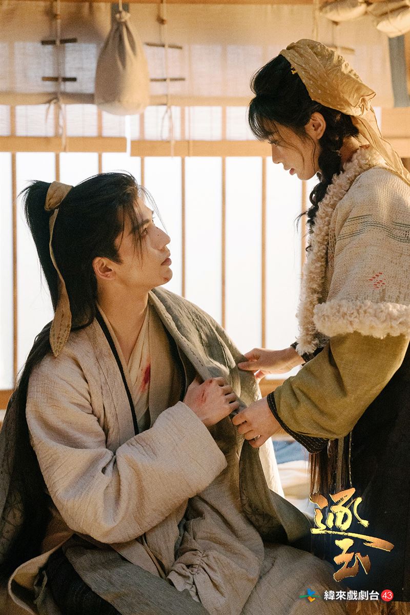 張凌赫(左)說拍《逐玉》時,導演特愛給他「加血」,血愈多讓他愈嗨。(圖/緯來提供)