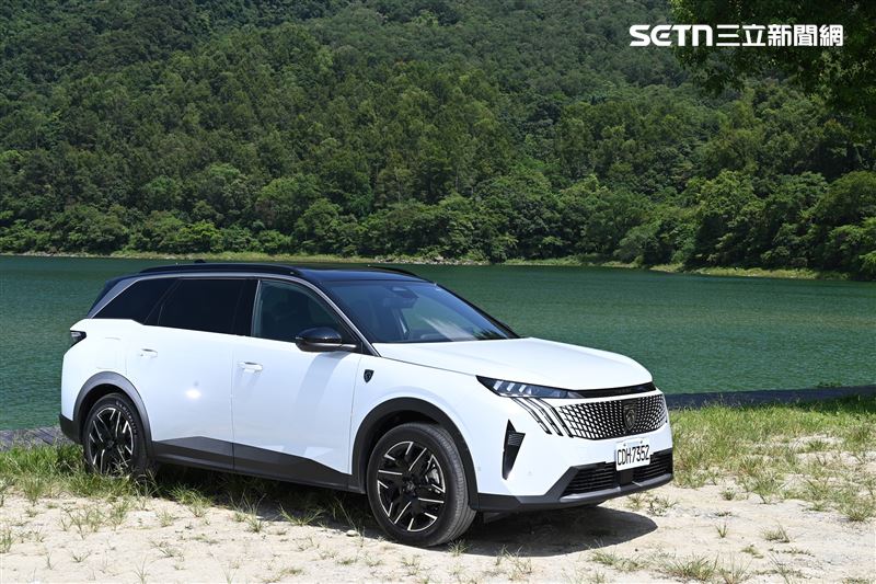 Peugeot 5008 Hybrid 1.2休旅車。(圖/記者鍾釗榛攝)