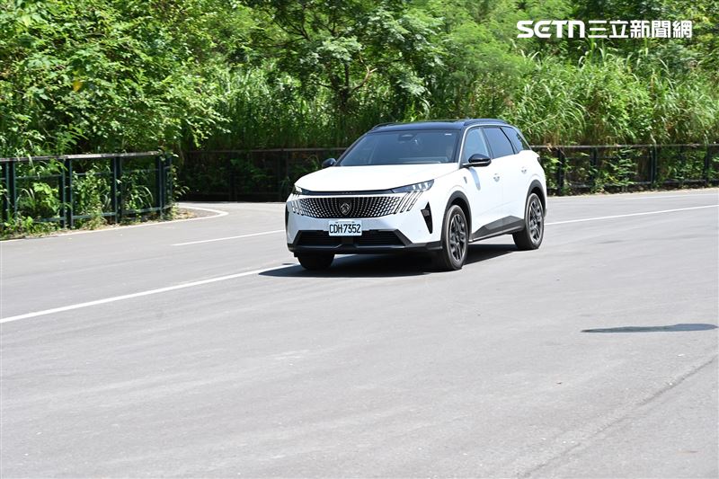 Peugeot 5008搭載1.2升汽油引擎,最大馬力136匹、最大扭力23.5公斤米。(圖/記者鍾釗榛攝)