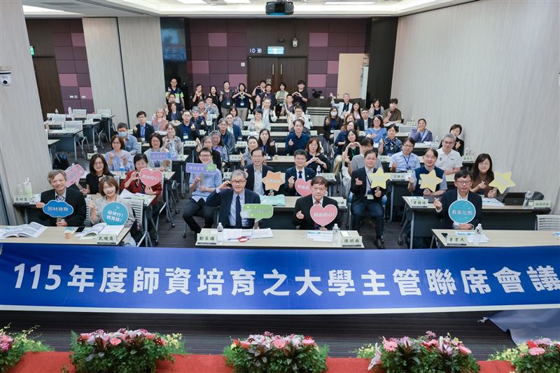 教育部今日舉行「115年度師資培育之大學主管聯席會議」第二日議程,部長鄭英耀以「師資培育精進與多元育才策略」為題發表演講,提出教師資格考試改革、擴大師資培育及AI融入教學等政策方向。(圖/教育提供)