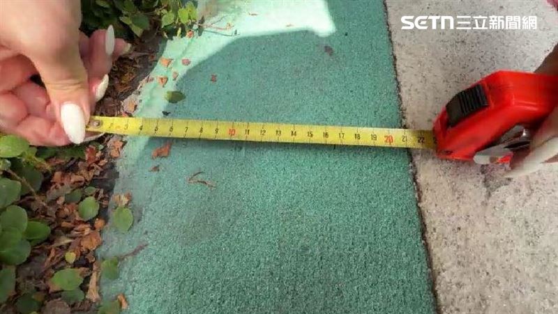 人行道僅17cm、停滿車　行人被迫與車爭道