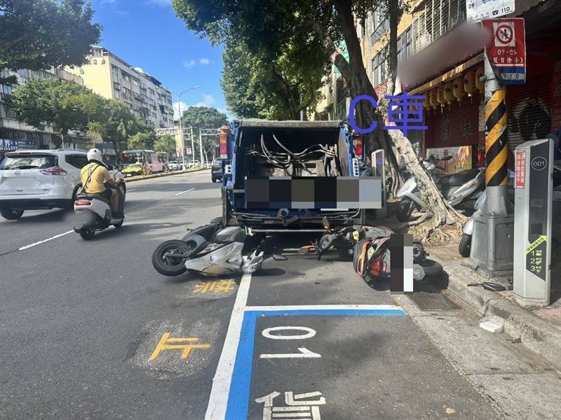 台北市松山區民權東路五段今（21日）發生一起車禍，造成2名騎士受傷。（圖／翻攝畫面）