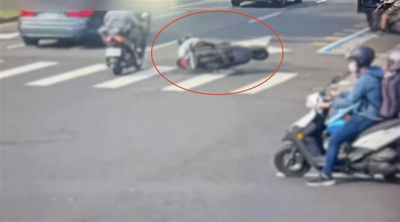 陳姓男子變換車道後車身劇烈搖晃、傾倒，隨後失控連人帶車向前滑行。（圖／翻攝畫面）