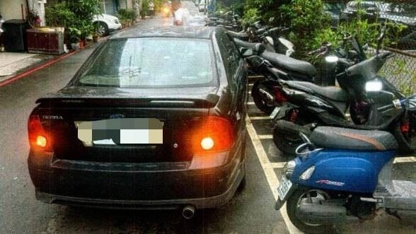鄭男開車撞黃逸豪的機車。(圖/翻攝畫面)