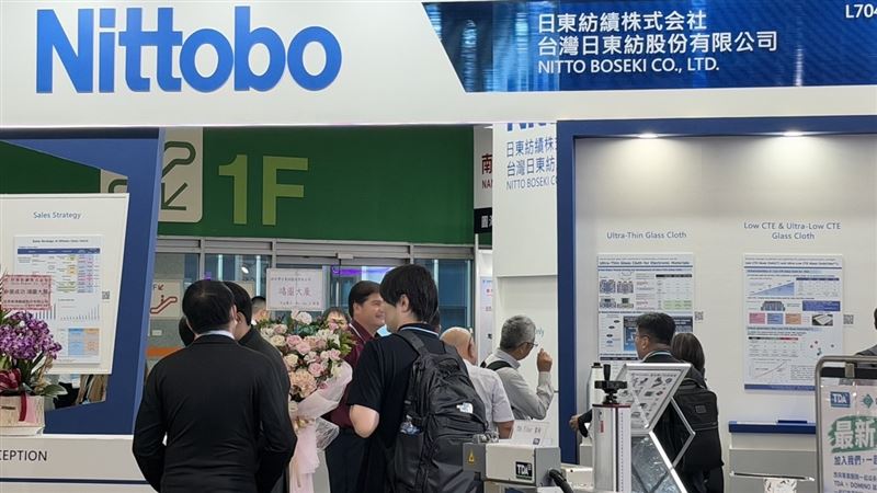 全球玻纖布龍頭日東紡(Nittobo)。Nittobo 以 FY2018 為基準,預估 T-glass 產能至 FY2030 將擴增,Thick 達24倍,Thin 合計達26.9倍,擴產計畫一路延伸至2030年,顯示由 AI 驅動的超級週期將持續延續。高階材料目前仍由 Nittobo 穩居領先,台灣競爭對手台玻(1802)與南亞(1303)雖已急起直追,但中國廠商在 Low CTE T-glass 及 NE-glass 的良率與穩定性上仍有差距,目前尚不構成主要威脅。(圖/記者廖珪如攝影)
