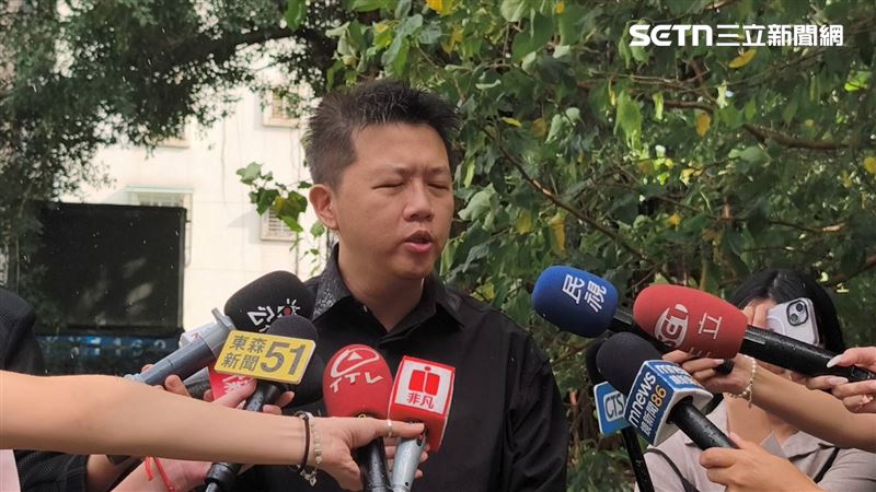 知名喜劇俱樂部「卡米地」遭潑穢物，演員黃逸豪也遭波及，被「跨境鎮壓」製造假車禍，他受訪時點名立委傅崑萁，更嗆聲「第一傻X習近平」。（圖／記者莊淇鈞攝影）