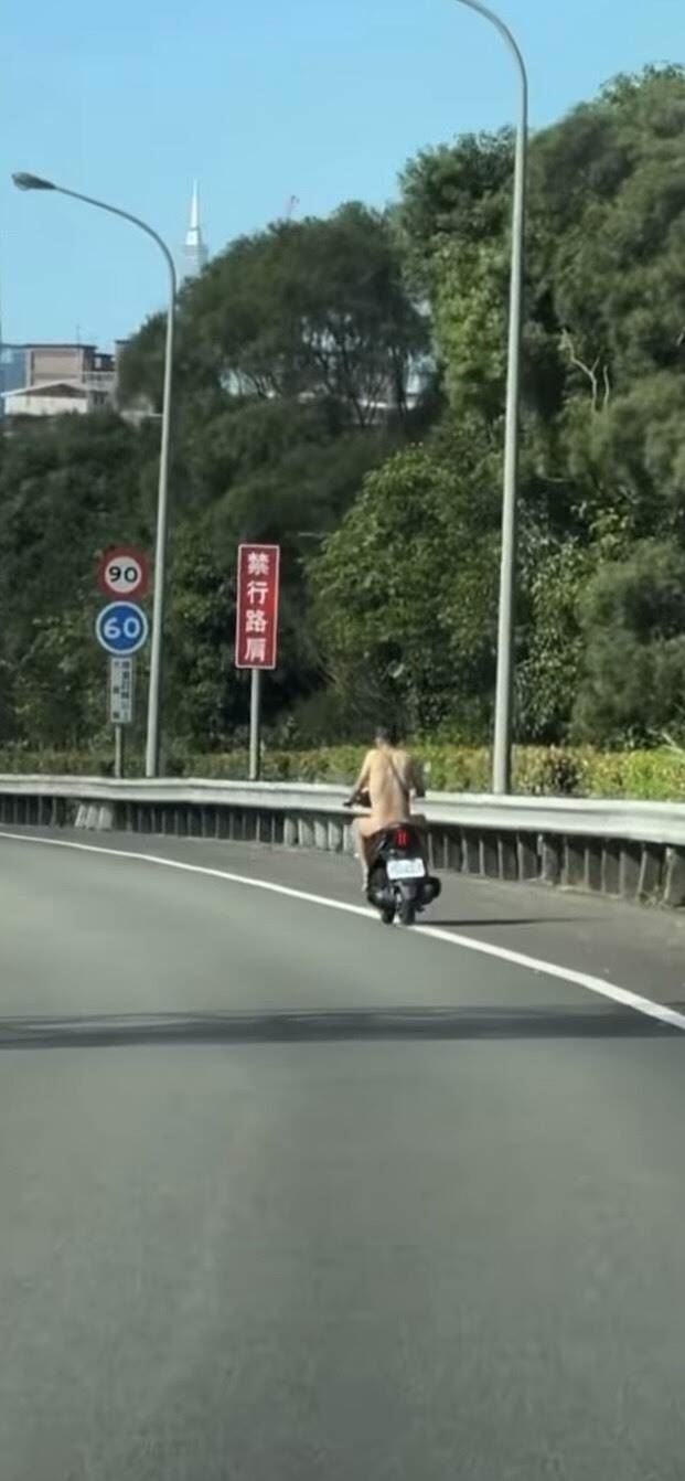 國道1號南向汐止出口路段21日上午驚見裸男騎士狂飆。(圖/翻攝自Threads)