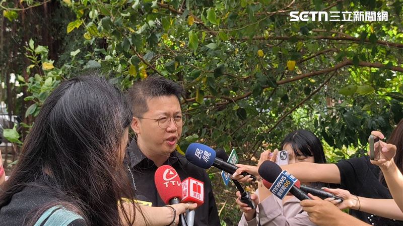 知名喜劇俱樂部「卡米地」遭潑穢物，演員黃逸豪也遭波及，被「跨境鎮壓」製造假車禍，他受訪時點名立委傅崑萁，更嗆聲「第一傻X習近平」。（圖／記者莊淇鈞攝影）