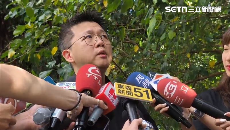 知名喜劇俱樂部「卡米地」遭潑穢物，演員黃逸豪也遭波及，被「跨境鎮壓」製造假車禍，他受訪時點名立委傅崑萁，更嗆聲「第一傻X習近平」。（圖／記者莊淇鈞攝影）
