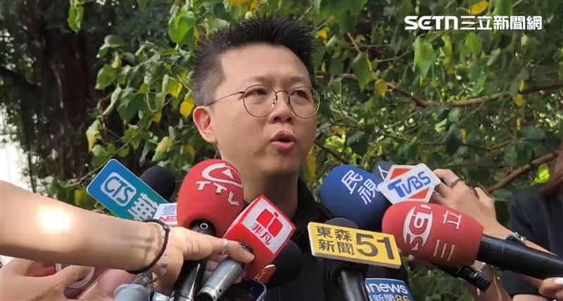 知名喜劇俱樂部「卡米地」遭潑穢物,演員黃逸豪也遭波及,被「跨境鎮壓」製造假車禍,他受訪時點名立委傅崑萁,更嗆聲「第一傻X習近平」。(圖/記者莊淇鈞攝影)
