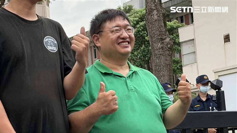 台灣外送產業權益協進聯盟發言人蘇柏豪受訪時表示，公平會否決就應該比讚，喜悅藏不住。(圖／記者賴俊佑攝影）