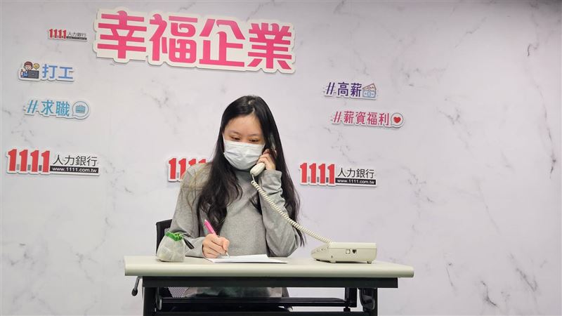 1111人力銀行調查顯示，過半求職者優先應徵幸福企業；九成八上班族支持福利自選，企業落實差異化與彈性福利將成為缺工時代的留才關鍵。（圖／1111人力銀行提供）