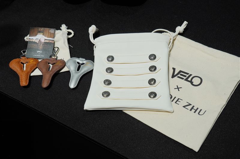 自行車坐墊大廠與時尚界跨業合作,設計師也將布料融入坐墊設計。(圖/翻攝畫面)