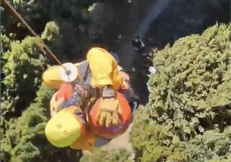 空中人員以吊掛方式進行救援,順利將身體不適的女山友安全吊掛上機。(圖/翻攝畫面)