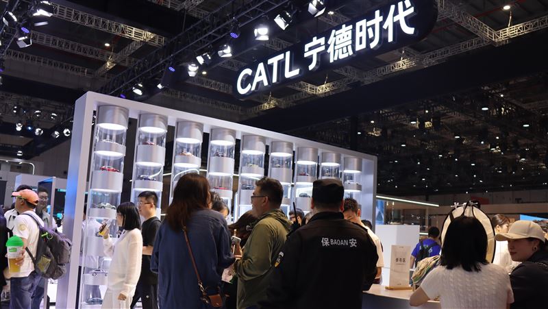 中國電池龍頭寧德時代跌11%　股價腰斬