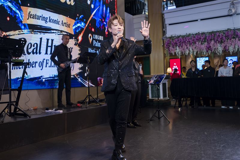 阿沁在麗星郵輪上演出。（圖／麗星郵輪提供）