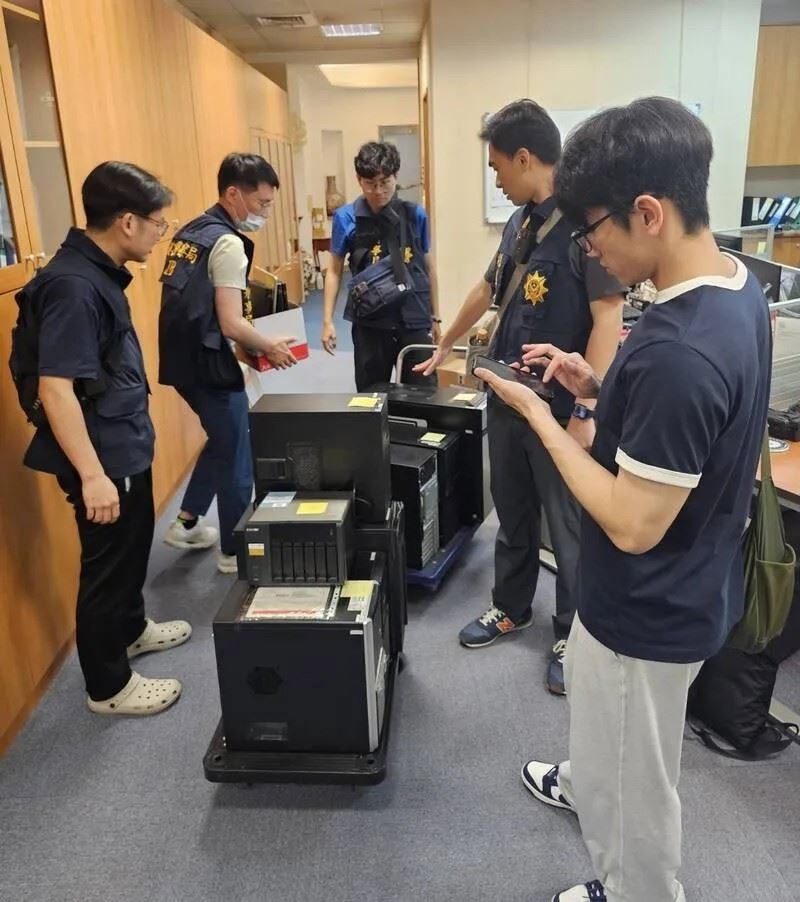警方兵分多路搜索台北市、新北市等地涉案企業,帶回周姓等3名負責人及23名員工,共26人到案
