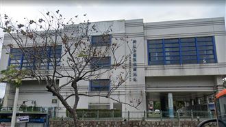北市狠父狂踹7歲兒！泳池員工：正當管教