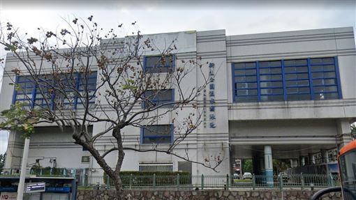 北市狠父狂踹7歲兒！泳池員工：正當管教