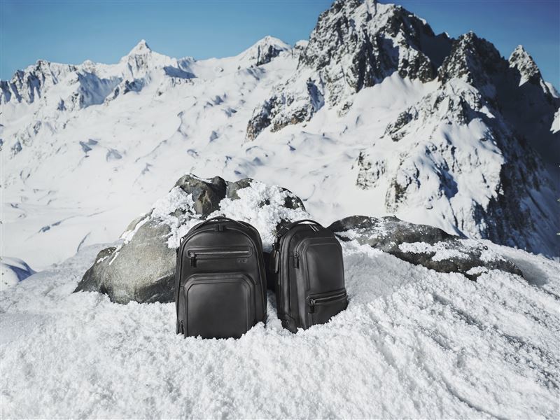 TUMI FW26 HARRISON系列 (左) WARREN皮革後背包NTD 33600,(右) BRADNER背包亮黑色NTD 33800。(圖/品牌業者提供)