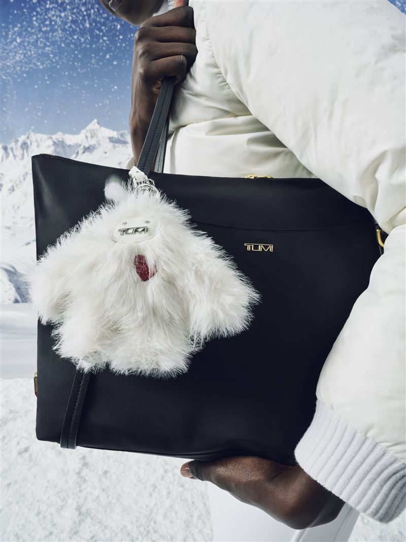 TUMI FW26 VOYAGEUR Q Tote NTD 11600 Snow Monster雪怪吊飾NTD 5400。(圖/品牌業者提供)
