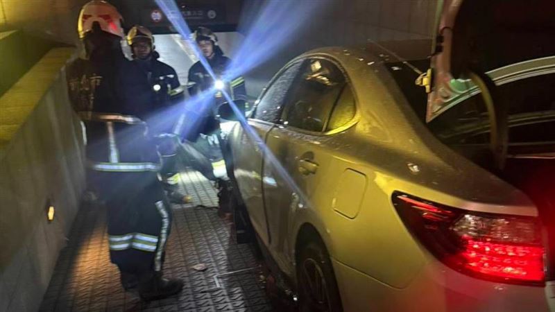 淡水社區停車場事故！65歲保全遭撞捲車底