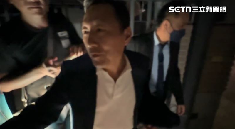 前台東縣長吳俊立以500萬元交保,限制出境出海,科技監控。(圖/翻攝畫面/民眾提供)