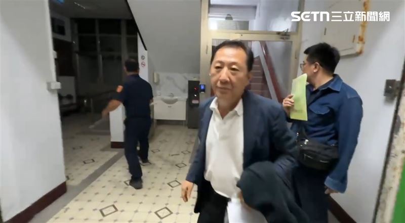 前台東縣長吳俊立以500萬元交保,限制出境出海,科技監控。(圖/翻攝畫面/民眾提供)