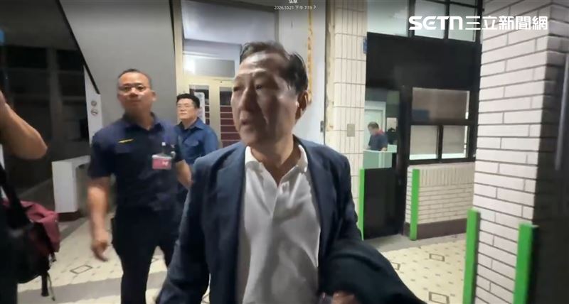 吳俊立500萬交保！戴電子腳鐐走出法院